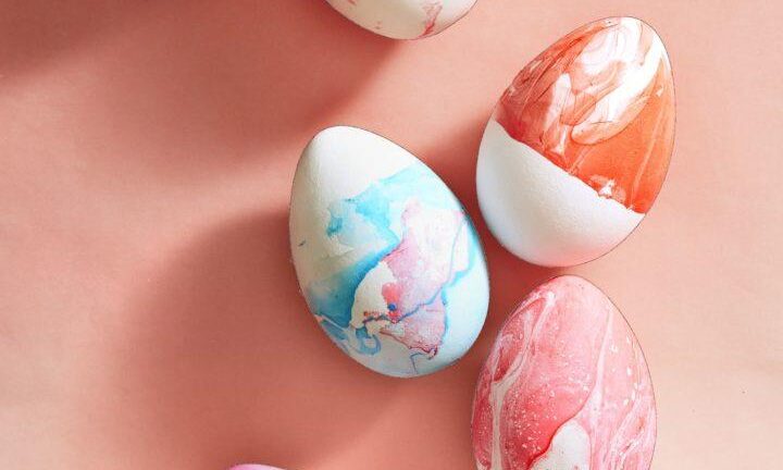 Paasfees is 'n geseënde tyd vir familie en vriende om saam te wees. Jy kan dit nog lekkerder maak vir die kinders deur 'n paar wit lekkergoedbedekte sjokolade-eiers met eetbare verf en klei en glitter vir hul voor te sit.