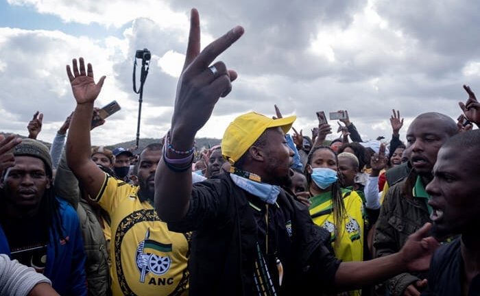Polisie gryp nie in by Nkandla oor hulle 'skietery wil vermy' (Foto: Maroela Media)