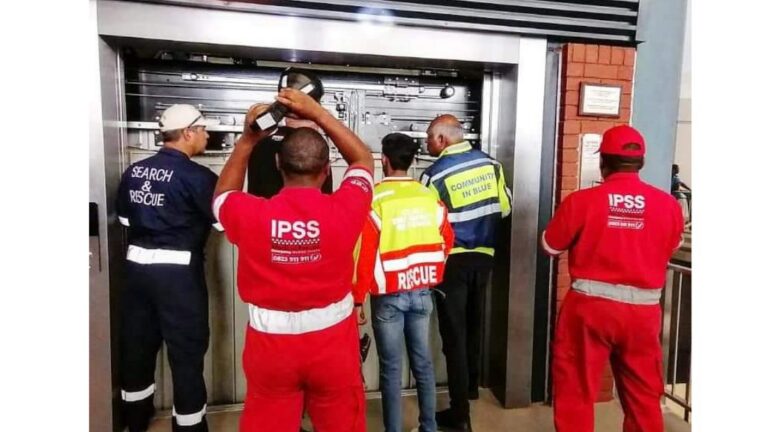 Man uit hysbak gered