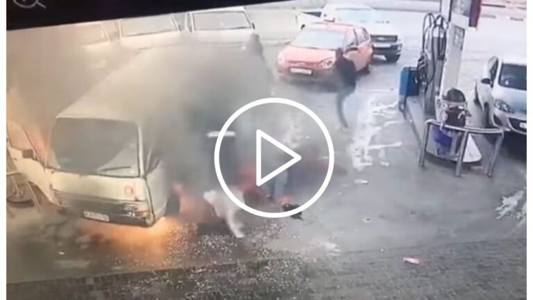 Minibustaxi slaan by vulstasie aan die brand