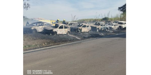 Altesaam 10 voertuie in brand vernietig