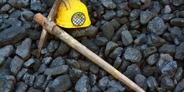 ‘Onwettige myner’ dood na klip op hom val