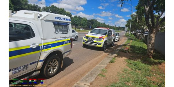 Bejaarde man met beserings sonder klere langs pad gevind