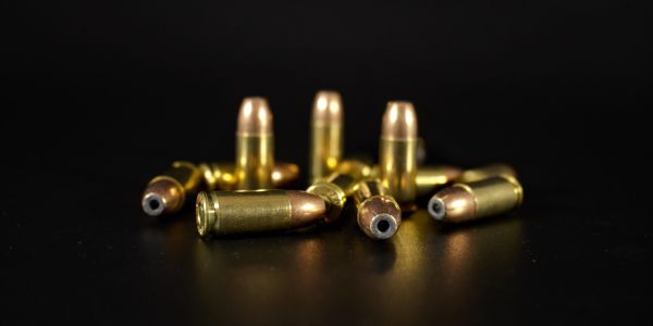 Ses dood, drie in hegtenis na skietery met polisie