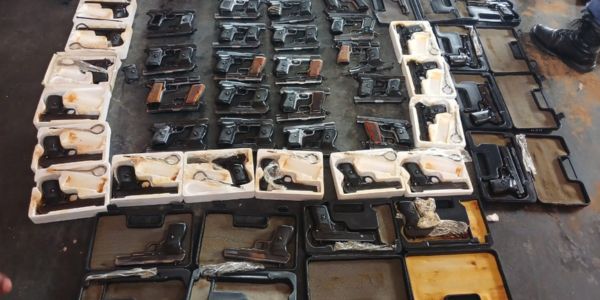Man (67) in hof na 106 vuurwapens en 1704 rondtes ammunisie gevind is