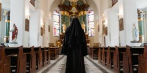 Ses ontvoerde nonne vrygelaat