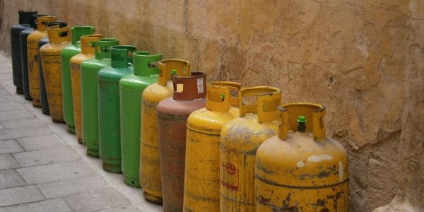 Misdadigers teiken gasbottels, hekmotors, bande in Suid-Afrika