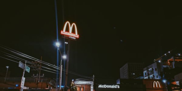 Vrou skiet op McDonalds-werkers na hulle na bewering haar kos vergeet