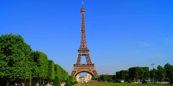Mans ondervra na hulle doodskiste voor Eiffel-toring plaas