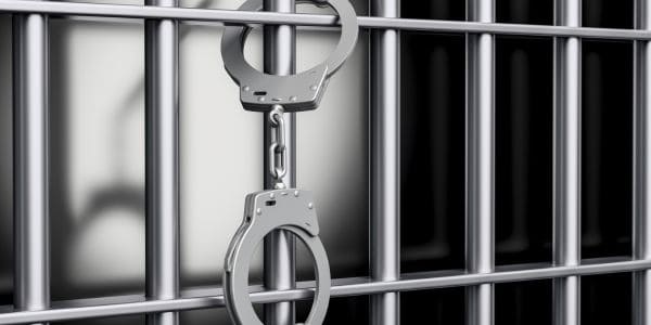 Polisiebeamptes wat glo wapens steel bly in hegtenis