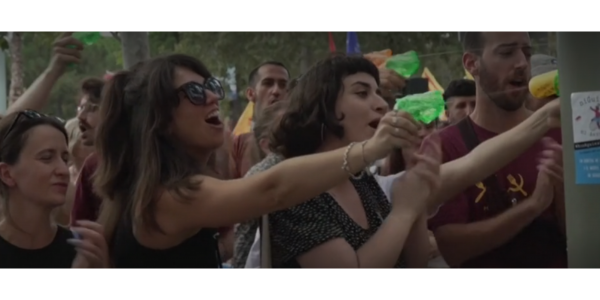 Spaanse burgers betoog teen toeriste in Barcelona