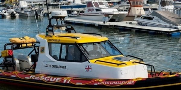Man gered wat uit boot val