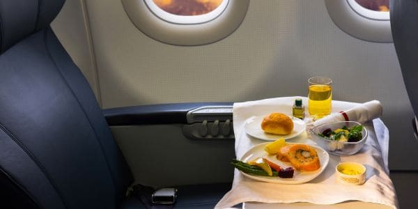 Man dagvaar United Airlines na metaaldraad in keel vassteek op vlug