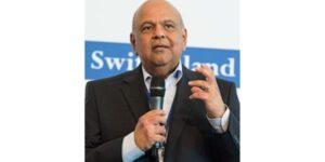 Vriende en ondersteuners hou nagwaak vir Pravin Gordhan se herstel
