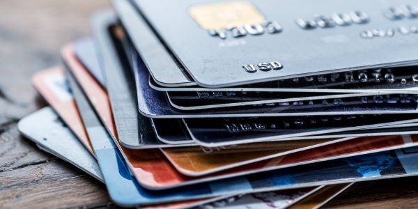Verdagtes in hegtenis vir besit van verskeie bankkaarte