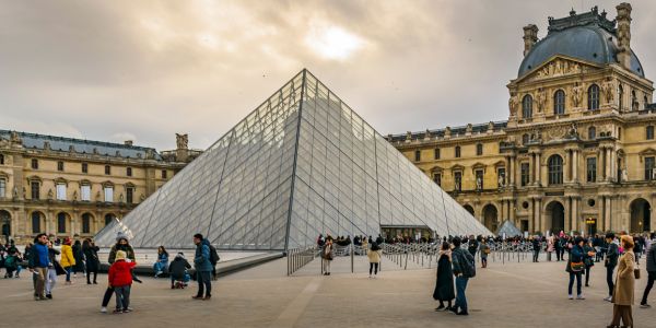 Polisie steeds op soek na juweeldiewe wat by Louvre-museum inbreek

fotokrediet: Canva