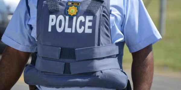 Lid van die Suid-Afrikaanse Polisiediens in 'n koeelvaste baadjie