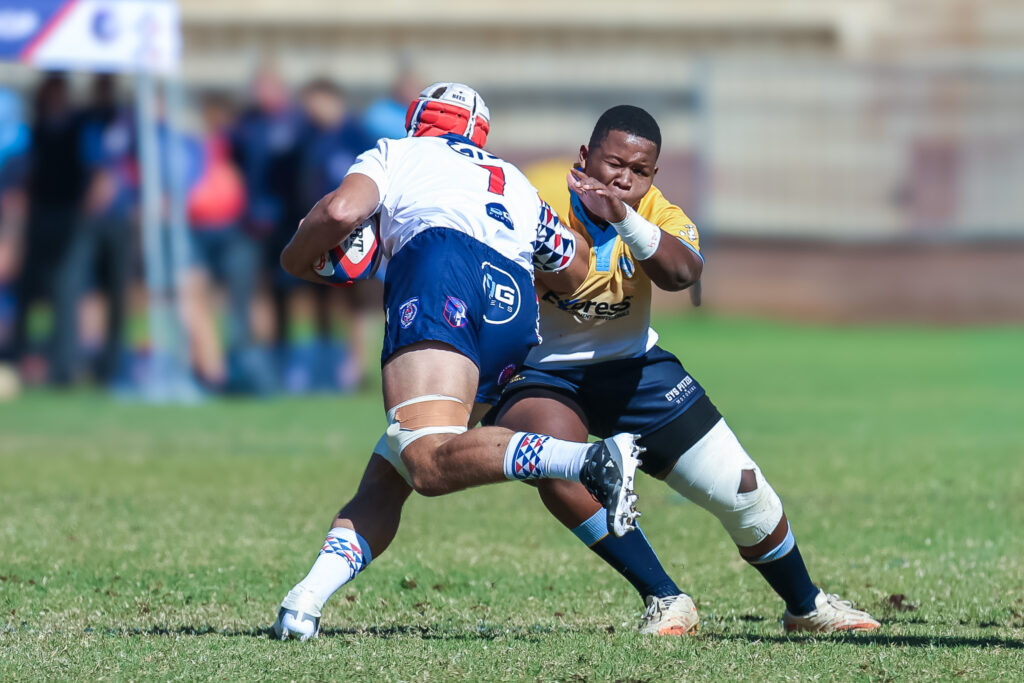 Oos-Moot se Senawo Stengana keer verbeter om Luan Wepener te keer. Foto krediet: Louise Esterhuizen (Lulu's Sport Pics)