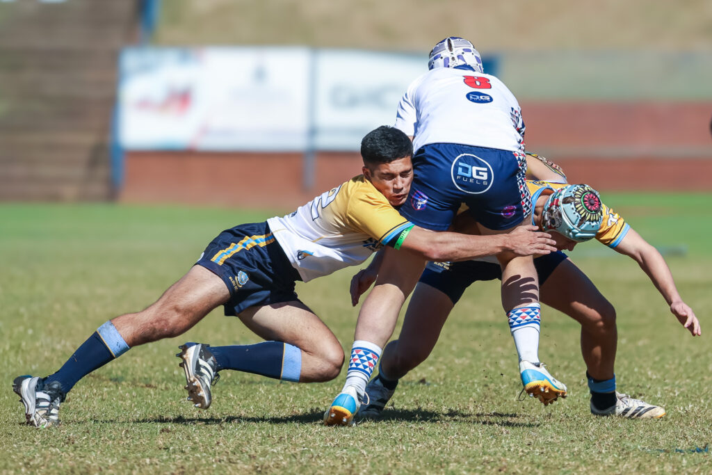Duikslag van Le Roux Smith op Wihan Roux. Foto krediet: Louise Esterhuizen (Lulu's Sport Pics)
