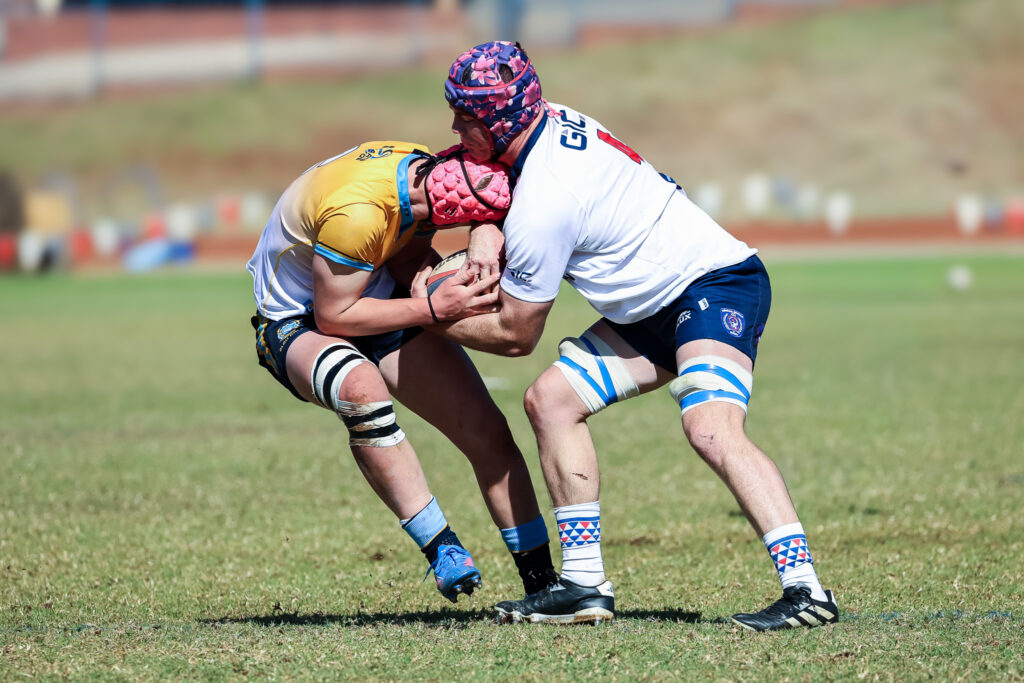 Jeandre Botha veg om die bal af te vat by Zwartkop se Herman Potgieter. Foto krediet: Louise Esterhuizen (Lulu's Sport Pics)