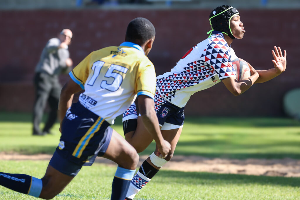 Garreth Warie duik vir die lyn. Foto krediet: Louise Eserhuizen (Lulu's Sport Pics)