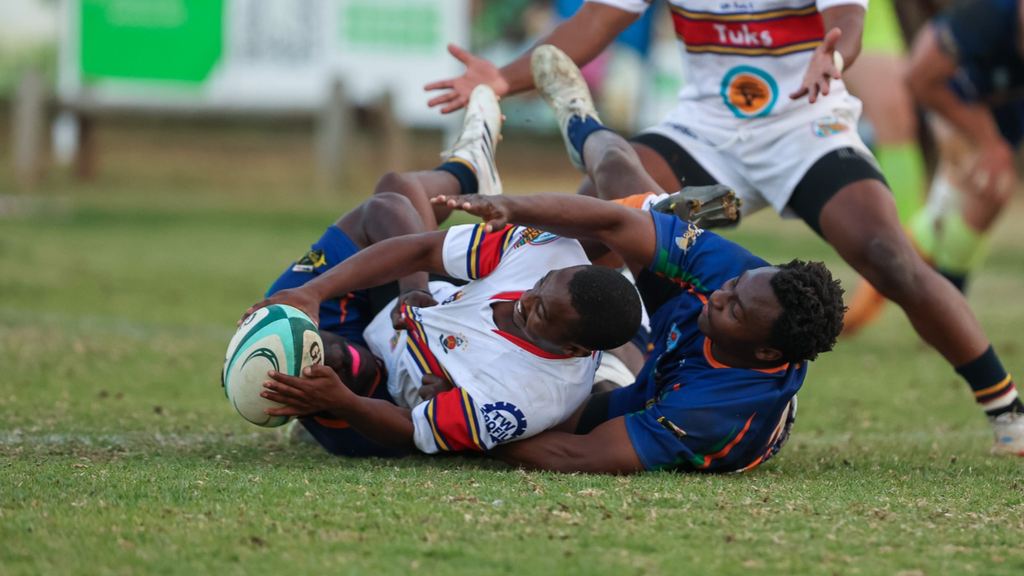 TUKS druk sewe drieë in hul halfeindstryd teen Centurion. Fotokrediet: Louise Esterhuizen (Lulu's Sport Pics)