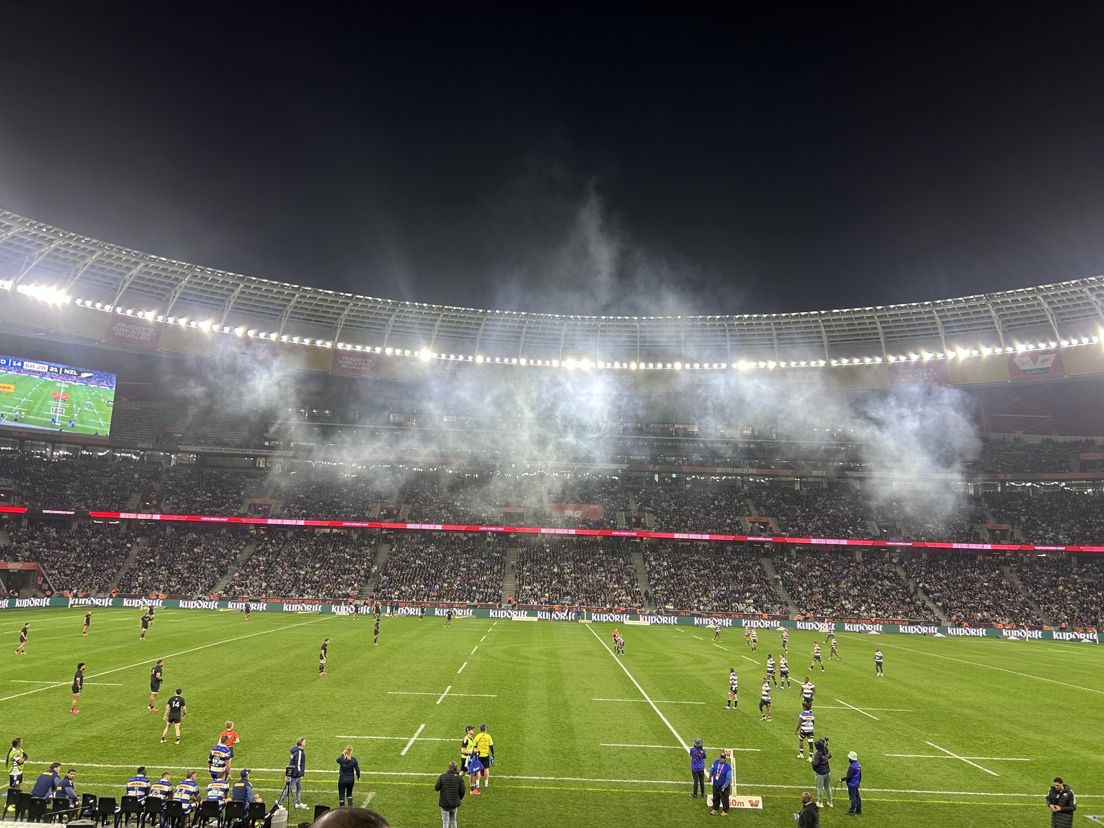 Die telbord by die DHL-stadion wys die All Blacks 21 teen die Stormers 14 in die slotfase in Kaapstad
