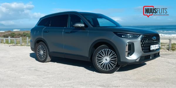 Chery Tiggo 9 sewesitplek-sportnutsvoertuig in grys langs die see