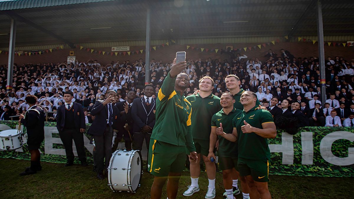 Springbok-spelers neem 'n selfie saam met leerders tydens hul besoek aan Hoerskool Brackenfell voor die tweede toets teen die All Blacks