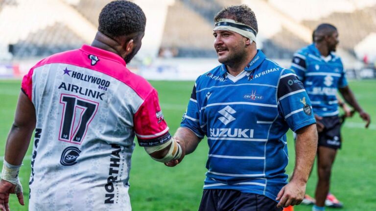 Suzuki Griekwas-speler groet ’n opponent ná ’n Carling Curriebeker-wedstryd
