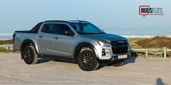 Isuzu D-MAX V-CROSS 4x4 dubbelkajuitbakkie in silwer langs die see