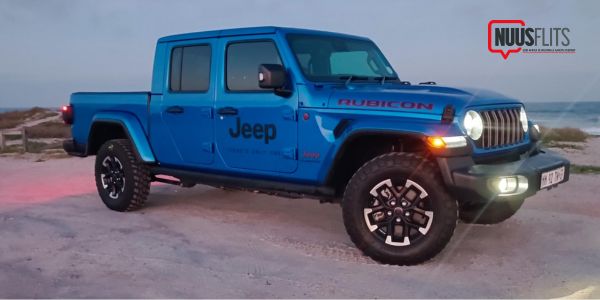 Jeep Gladiator Rubicon dubbelkajuitbakkie in blou by die see