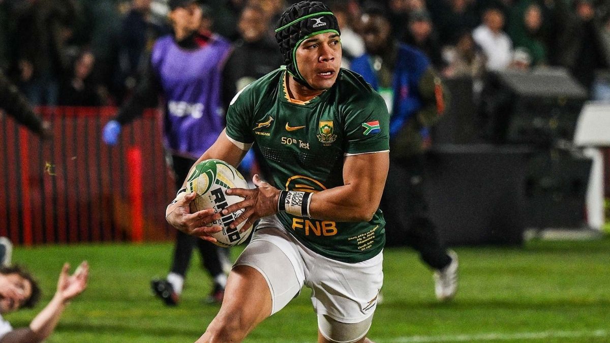 Springbok-vleuel Cheslin Kolbe hardloop met die bal tydens n toets teen die All Blacks