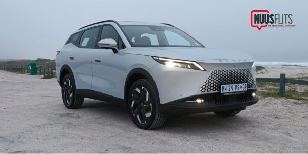 Omoda C7 sportnutsvoertuig in wit langs die see