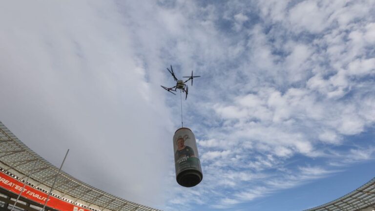 Hommeltuig hys ’n Castle Double Malt-blik met Pieter-Steph du Toit se gesig bo DHL-stadion in Kaapstad