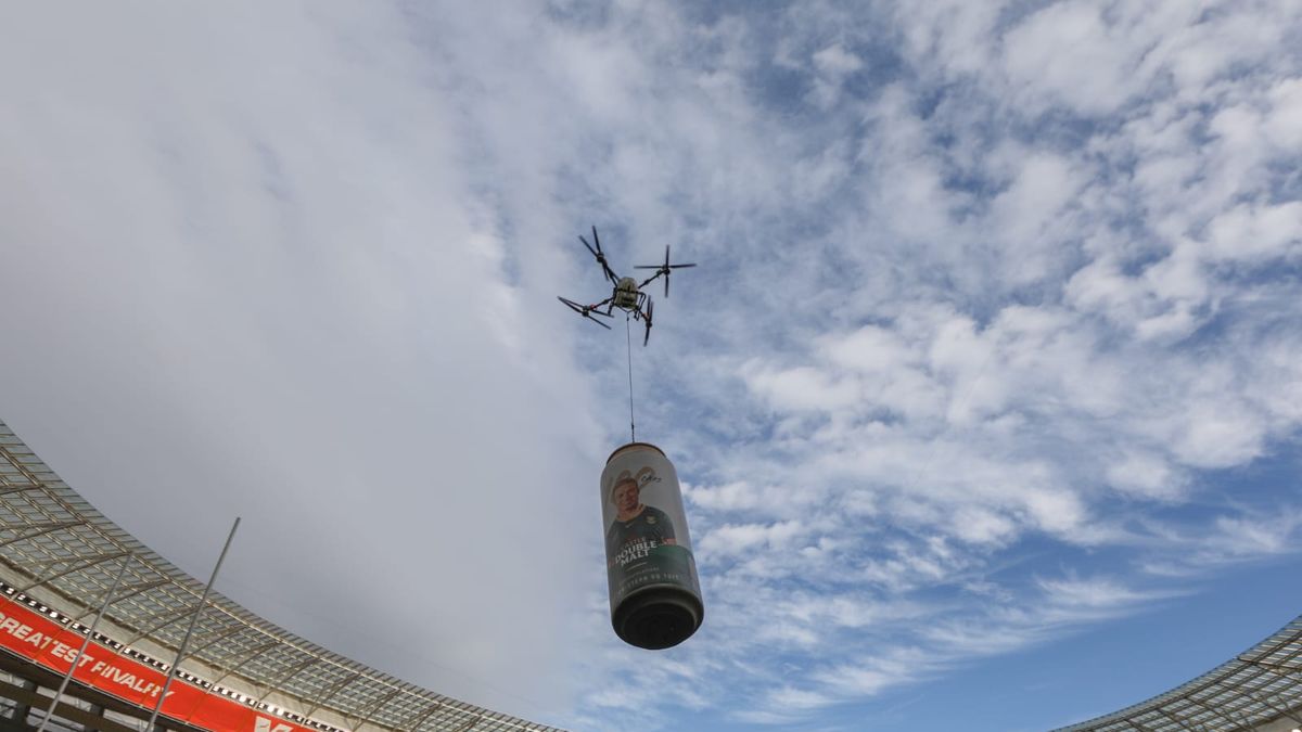 Hommeltuig hys ’n Castle Double Malt-blik met Pieter-Steph du Toit se gesig bo DHL-stadion in Kaapstad