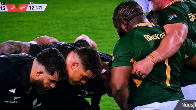 Springbokke teen All Blacks in ’n skrum met die telling op 13-12 vir Suid-Afrika