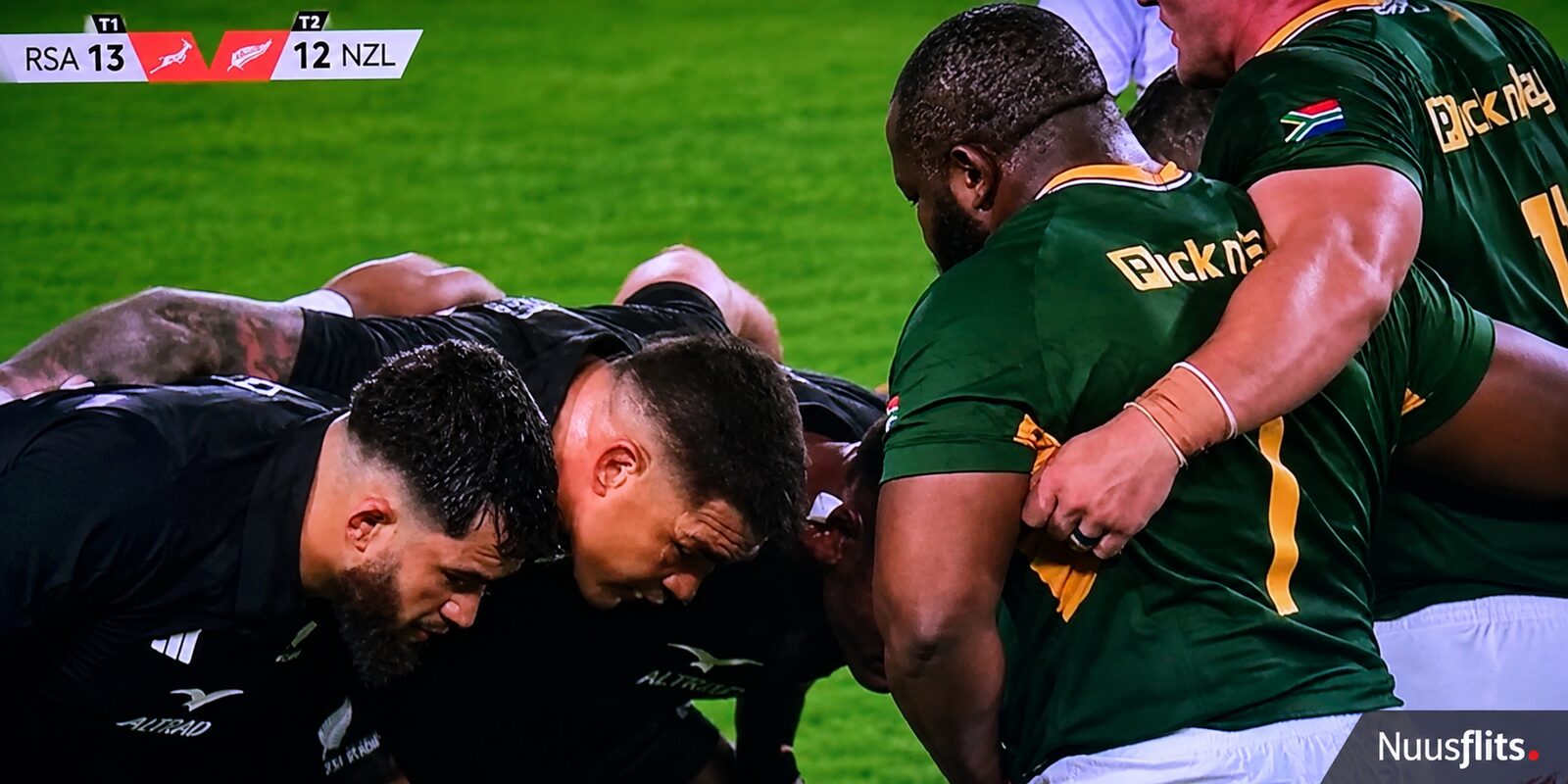 Springbokke teen All Blacks in ’n skrum met die telling op 13-12 vir Suid-Afrika