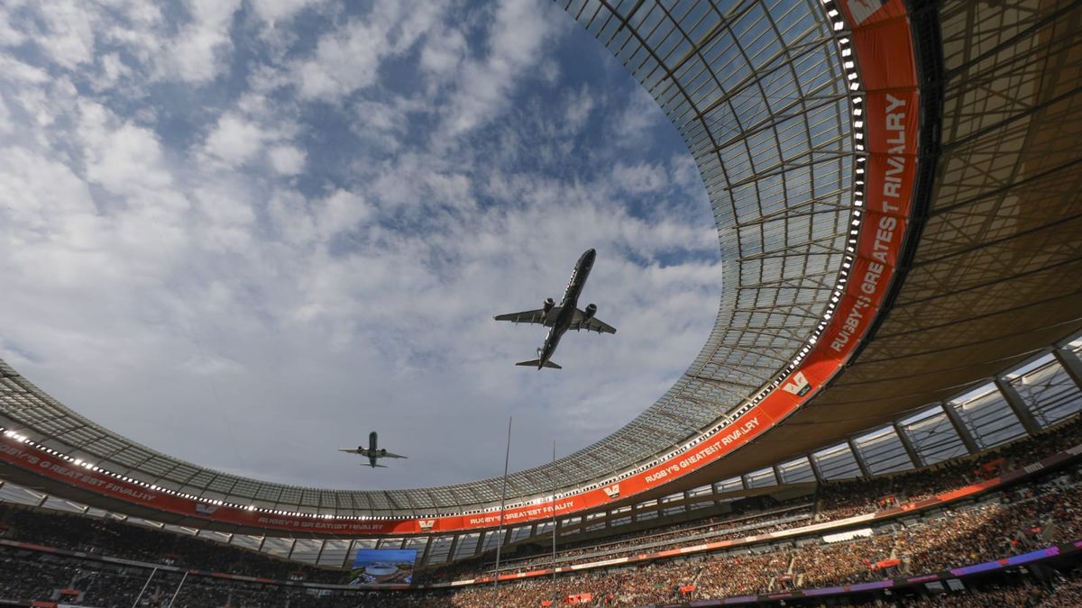 Twee vliegtuie vlieg oor DHL-stadion voor die afskop van die toets tussen die Springbokke en die All Blacks in Kaapstad