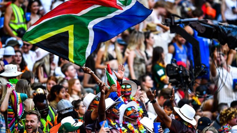 Ondersteuners swaai die Suid-Afrikaanse vlag op die pawiljoen tydens n Springbok-toets