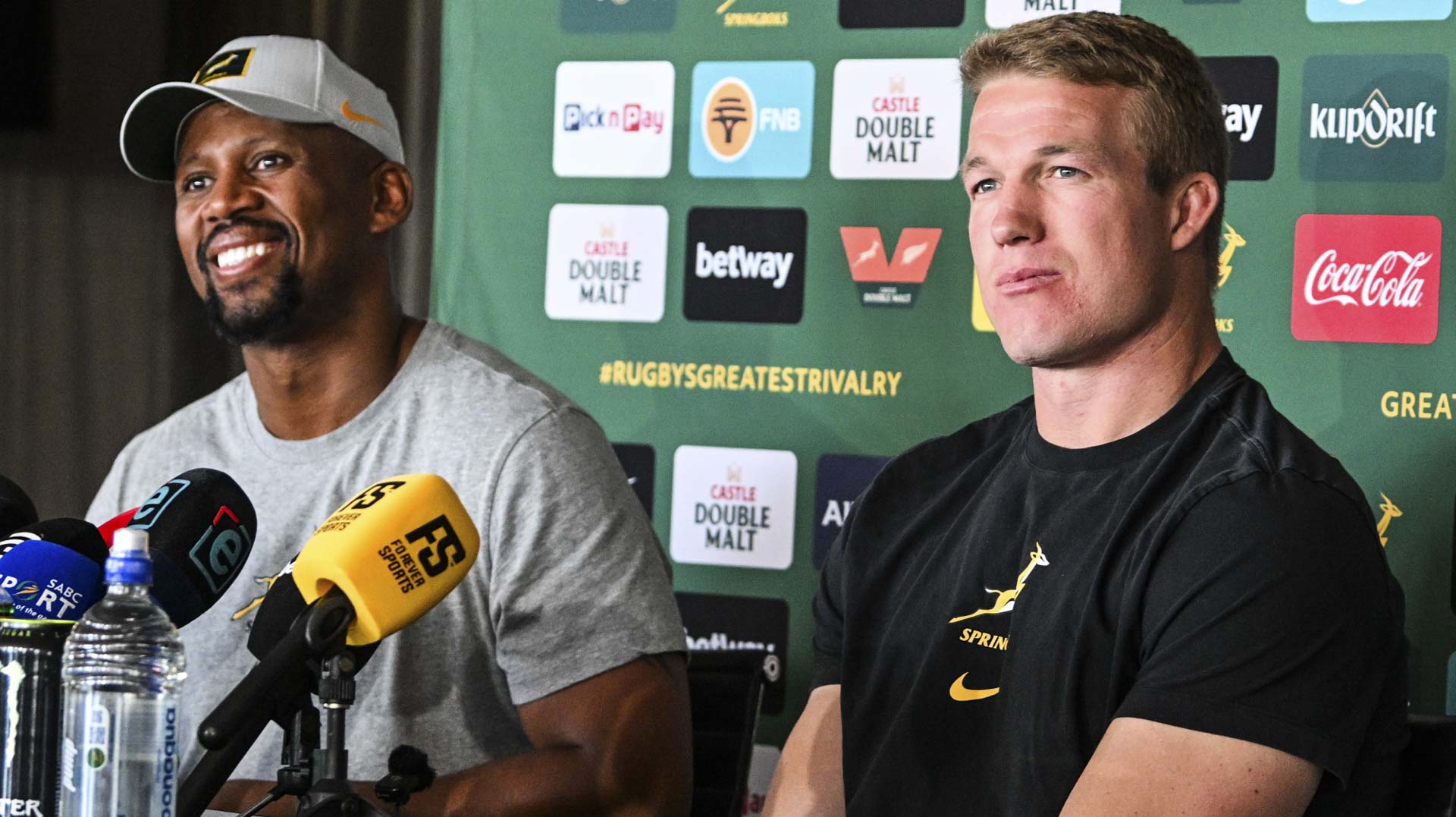 Mzwandile Stick en Pieter-Steph du Toit by die Springbokke se nuuskonferensie voor die toets teen die All Blacks