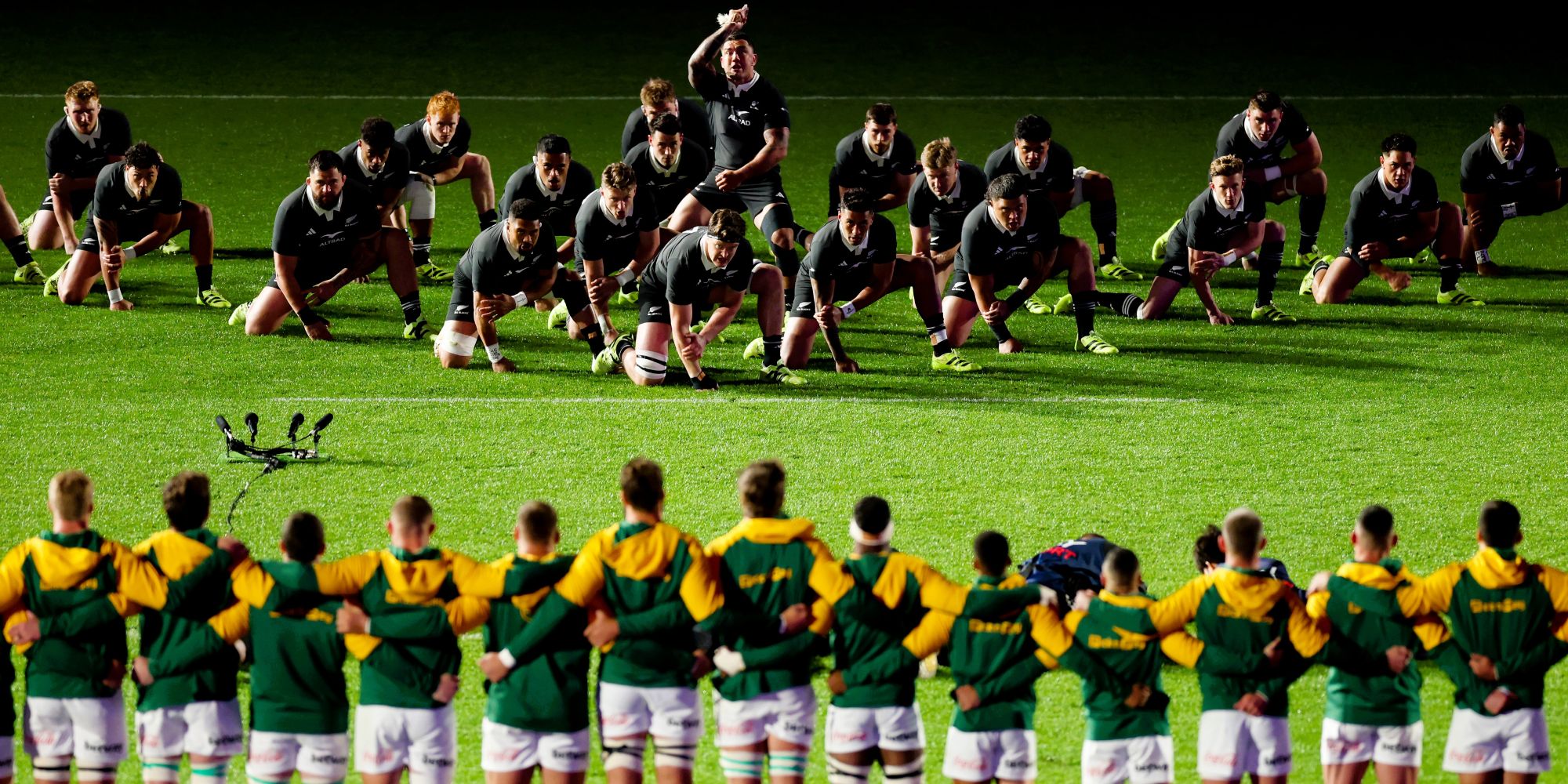 Die All Blacks voer die haka uit voor die Springbokke tydens Rugby's Greatest Rivalry