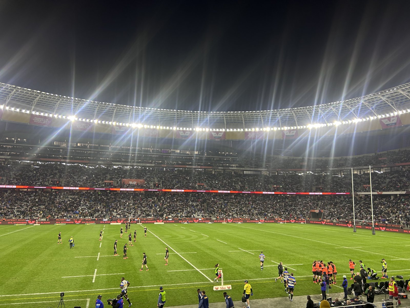 Stormers en All Blacks warm op by die DHL Stadium in Kaapstad voor die afskop