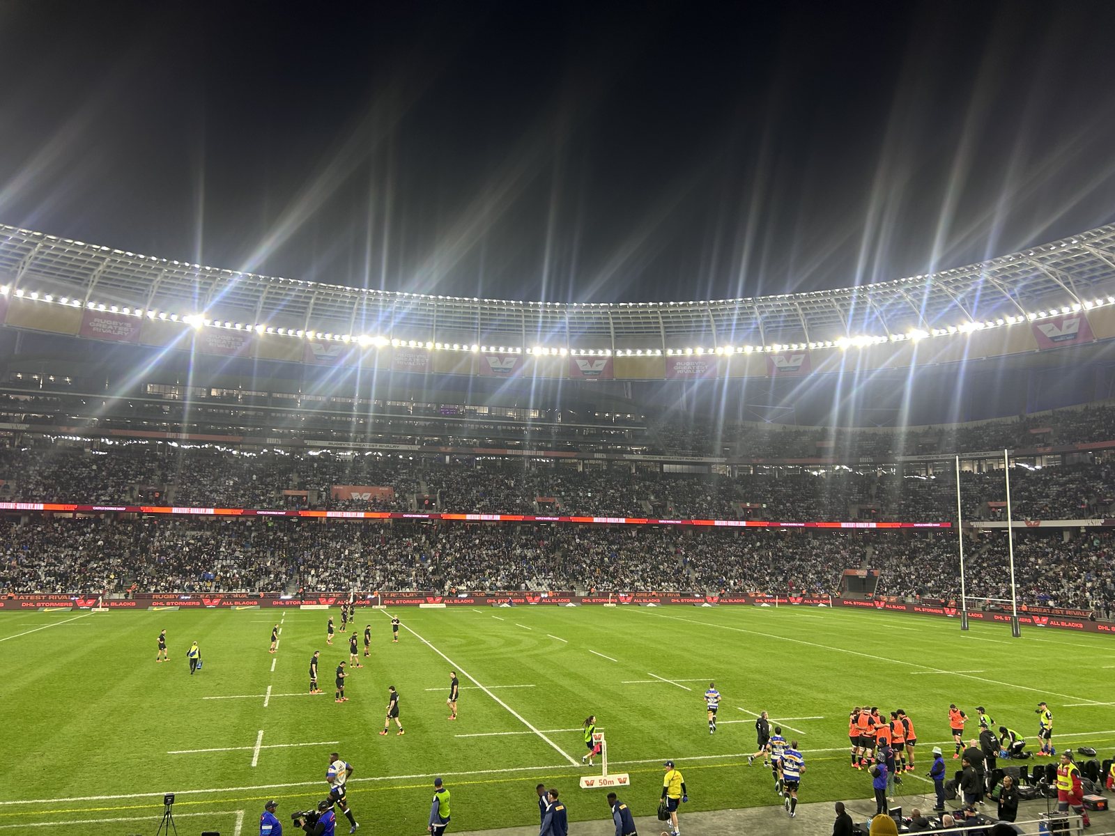 Stormers en All Blacks warm op voor die wedstryd by DHL Stadion in Kaapstad