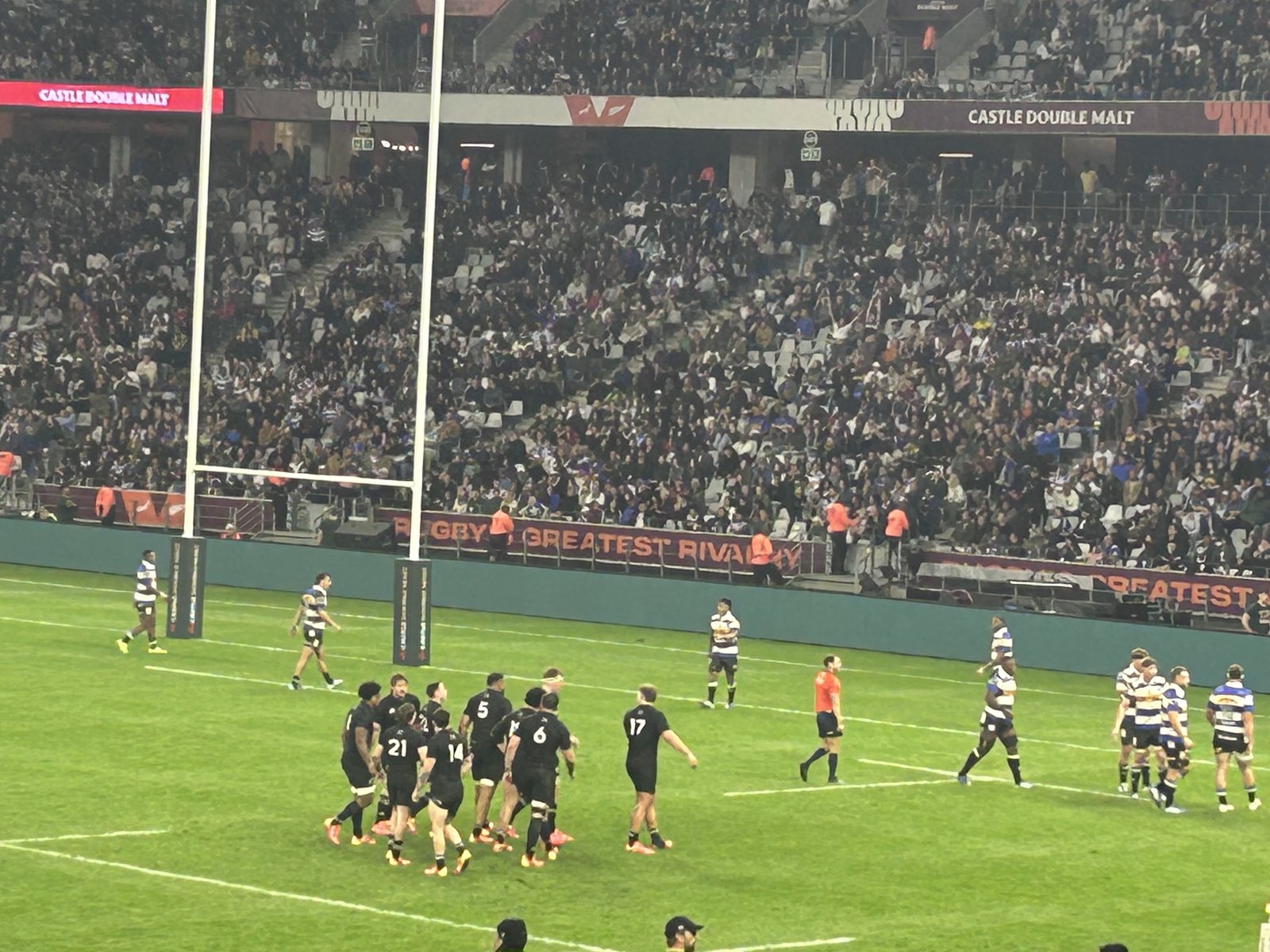Spelers op die veld by die DHL-stadion in Kaapstad nadat die Stormers ’n strafdrie teen die All Blacks toegeken is