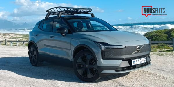 Volvo EX30 Cross Country elektriese sportnutsvoertuig met dakrak by die see