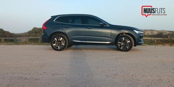 Volvo XC60 T8 inprophibried-sportnutsvoertuig in donkergroen van die sykant