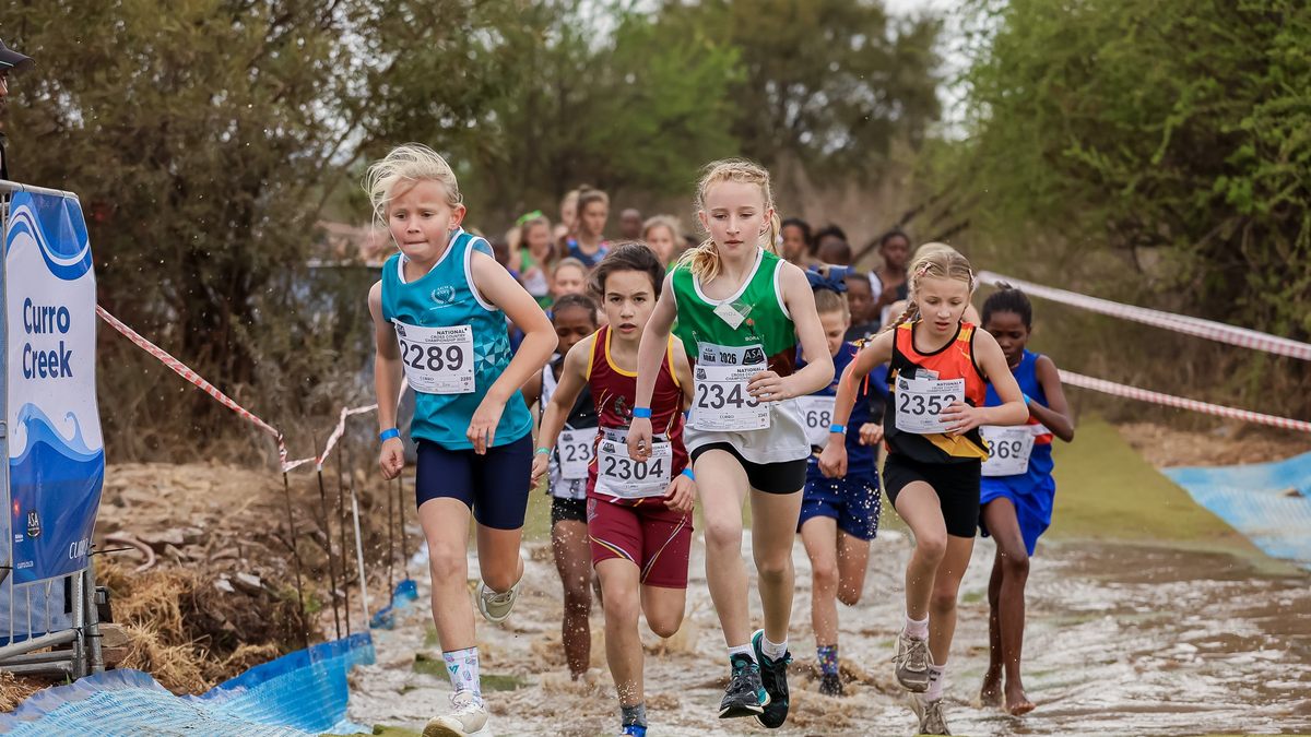 O.10-meisies deur die Curro Creek-watergat by die SA landloopkampioenskappe