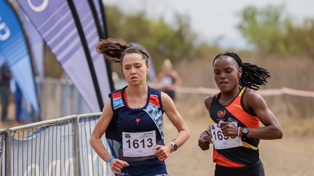 Nicola Jansen en Cacisile Sosibo in die vroue se 10 km-wedloop