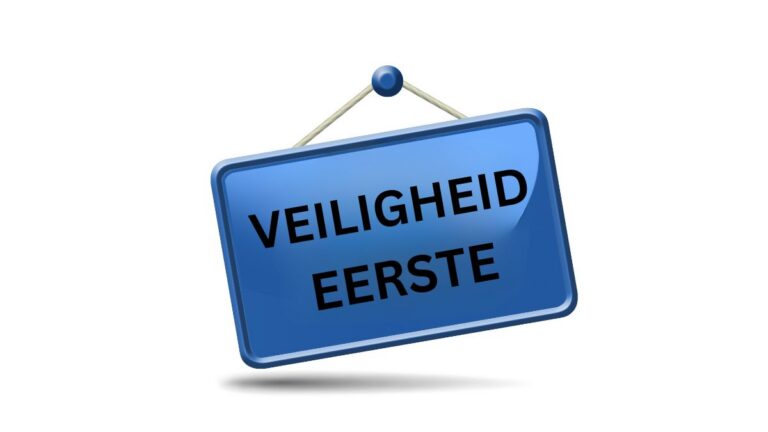 Vrou stap op ’n verligte straat